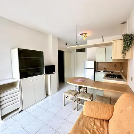 Peaceful Retreat In A Seafront Building 비비오네
