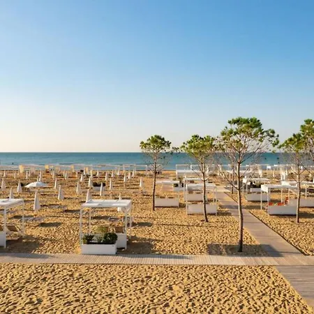 Peaceful Retreat In A Seafront Building 비비오네